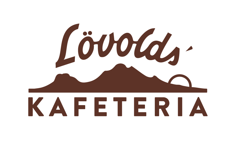 Logo for Løvolds Kafeteria i Bodø. Midnattsol bak fjell med Lövolds' over og Kafeteria under.